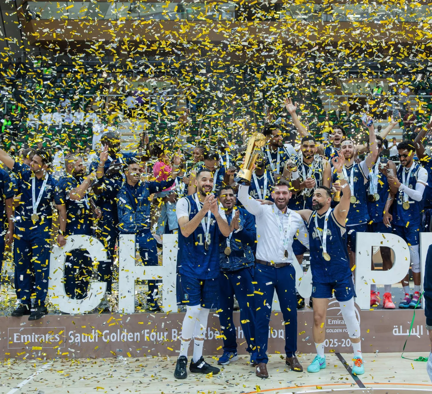 لاعبو العلا ومدربهم لحظة التتويج باللقب (موقع النادي) 