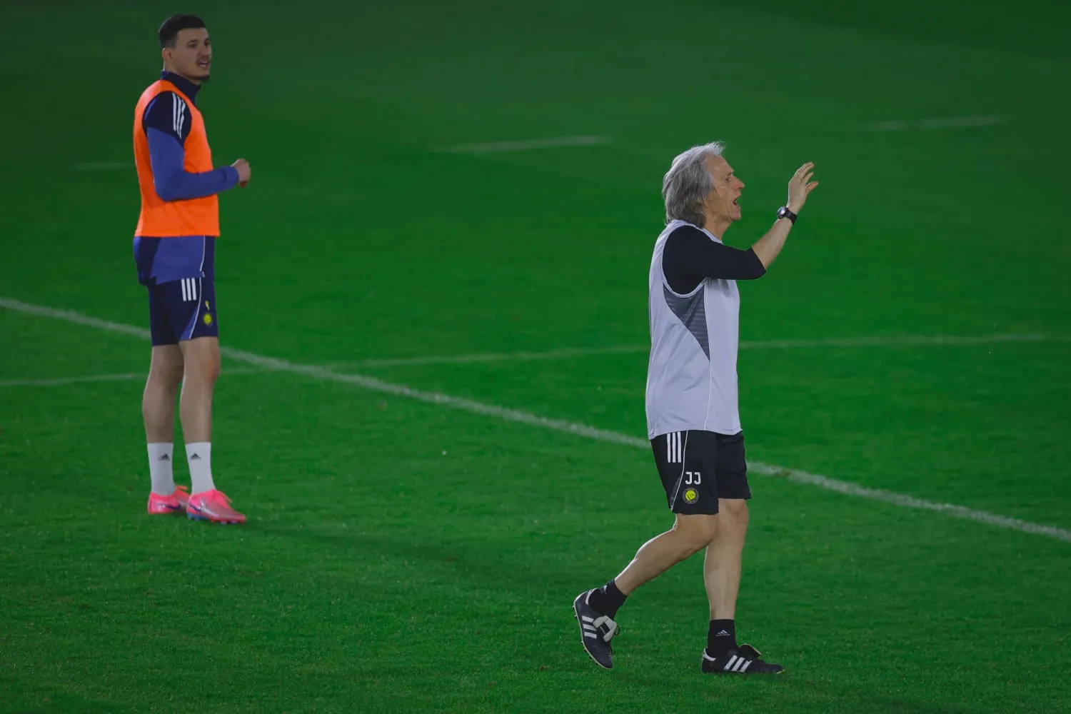 خيسوس خلال قيادته تدريبات النصر ويبدو المهاجم عبد الله الحمدان (موقع النادي)