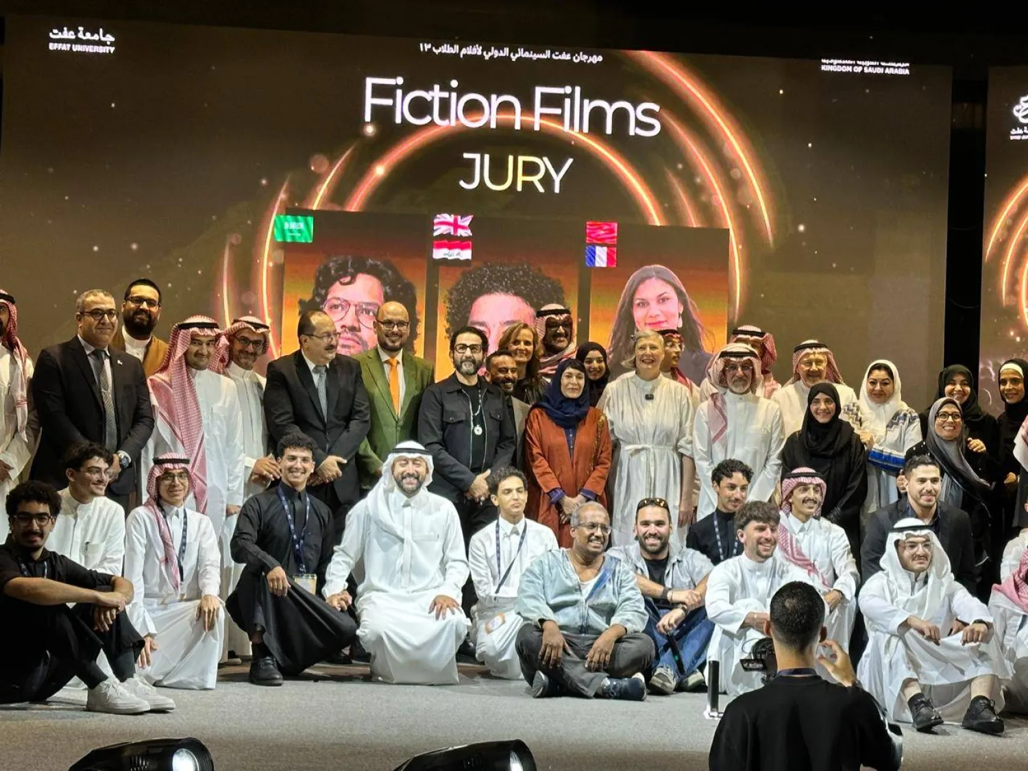 الأميرة نورة بنت تركي الفيصل تتوسط الفائزين في المهرجان وضيوف الشرف ولجنة التحكيم (الشرق الأوسط)