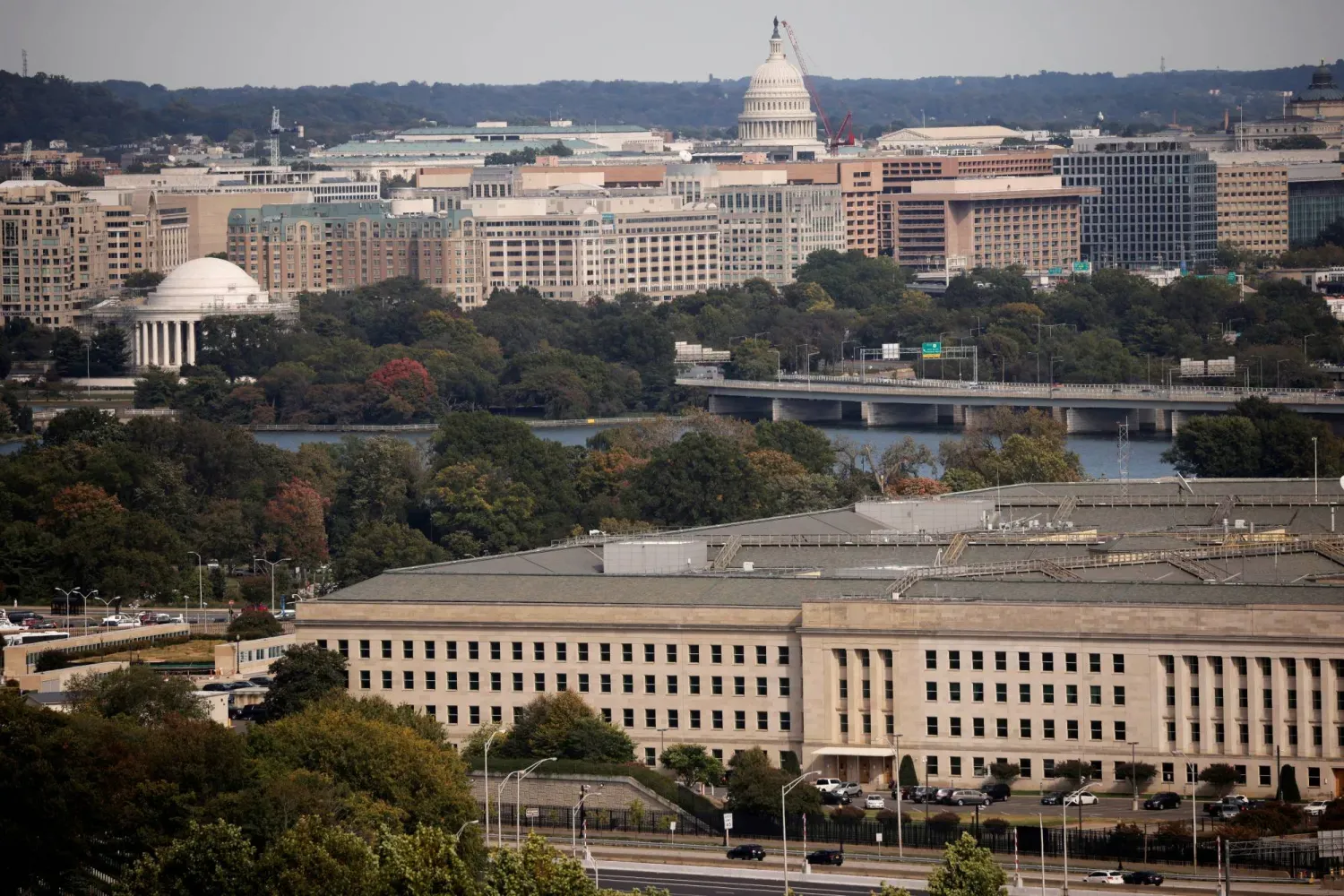 ABD'nin Virginia eyaletinin Arlington şehrindeki Pentagon binası (ön planda), 9 Ekim 2020 (Reuters)