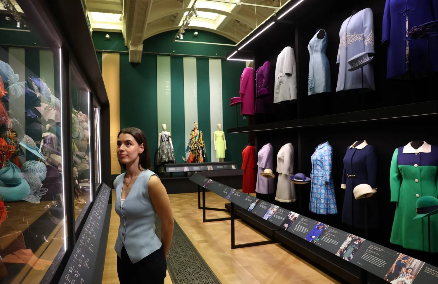 جانب من معرض «الملكة إليزابيث الثانية: حياتها من خلال الأناقة»... في معرض الملك بقصر باكنغهام لندن 9 أبريل 2026 (رويترز)