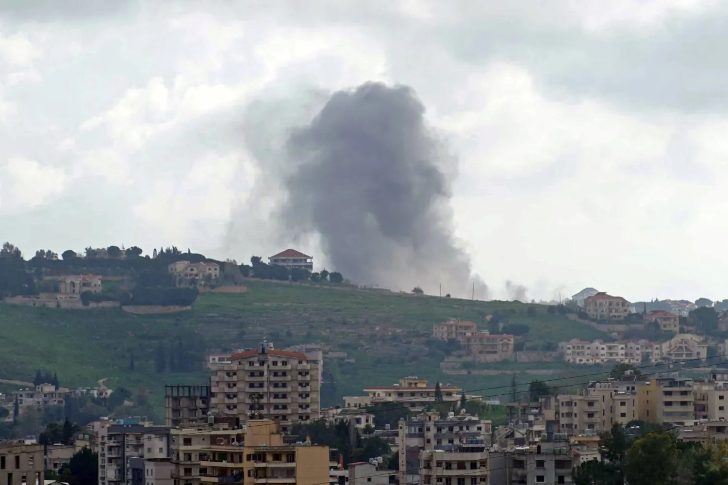 دخان يتصاعد من موقع غارة إسرائيلية على مشارف قرية شوكين جنوب لبنان 9 أبريل 2026 (أ.ف.ب)
