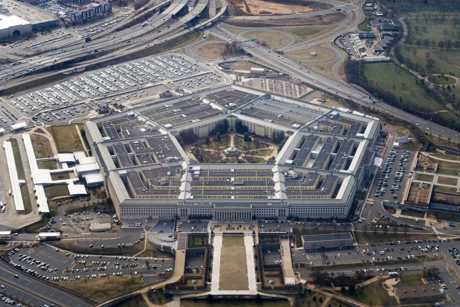 Washington’daki Pentagon binasının havadan görünümü (Reuters)