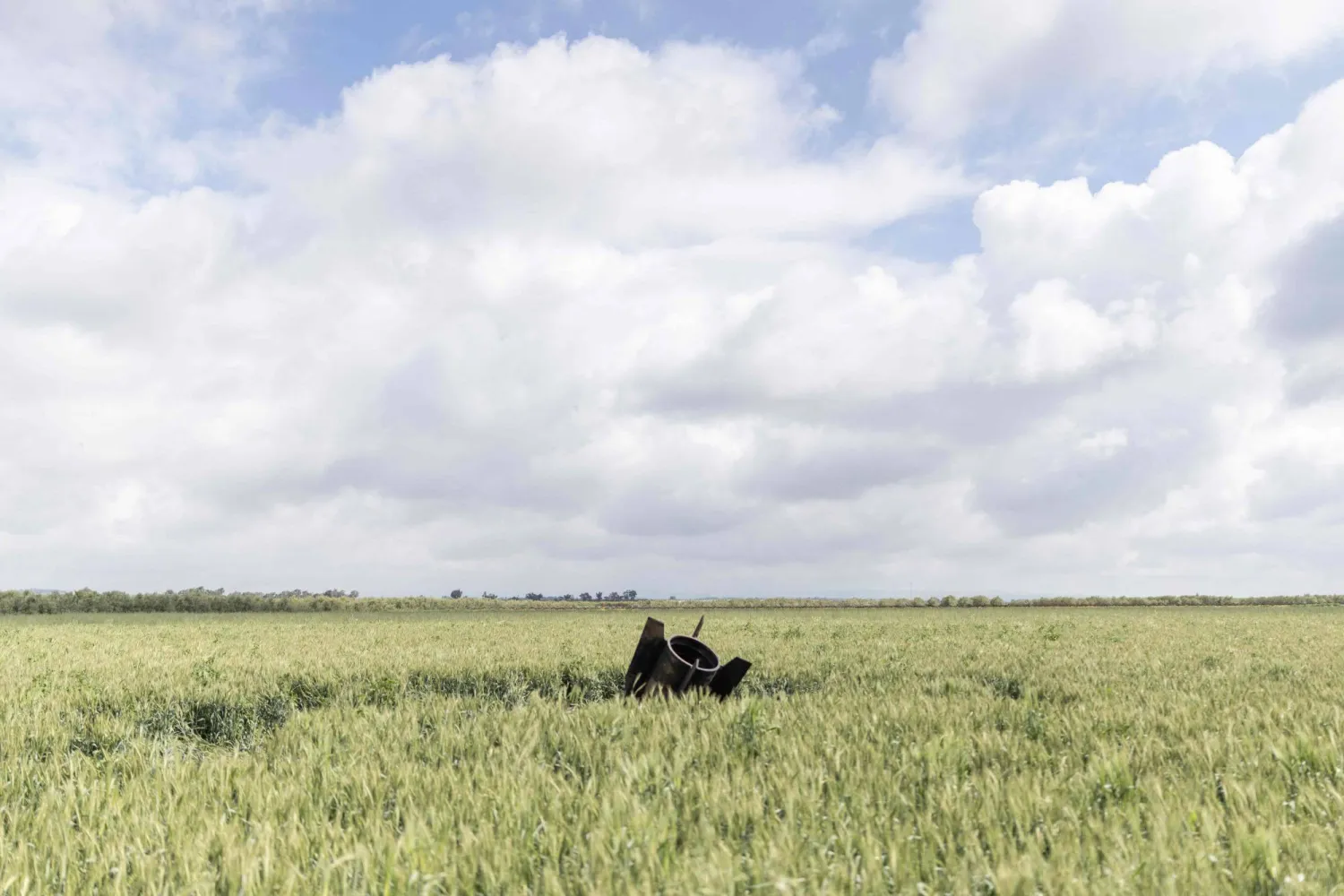 بقايا صاروخ إيراني بالقرب من الحدود بين مرتفعات الجولان السوري التي تحتلها إسرائيل وسوريا في 9 أبريل 2026 (أ.ف.ب)
