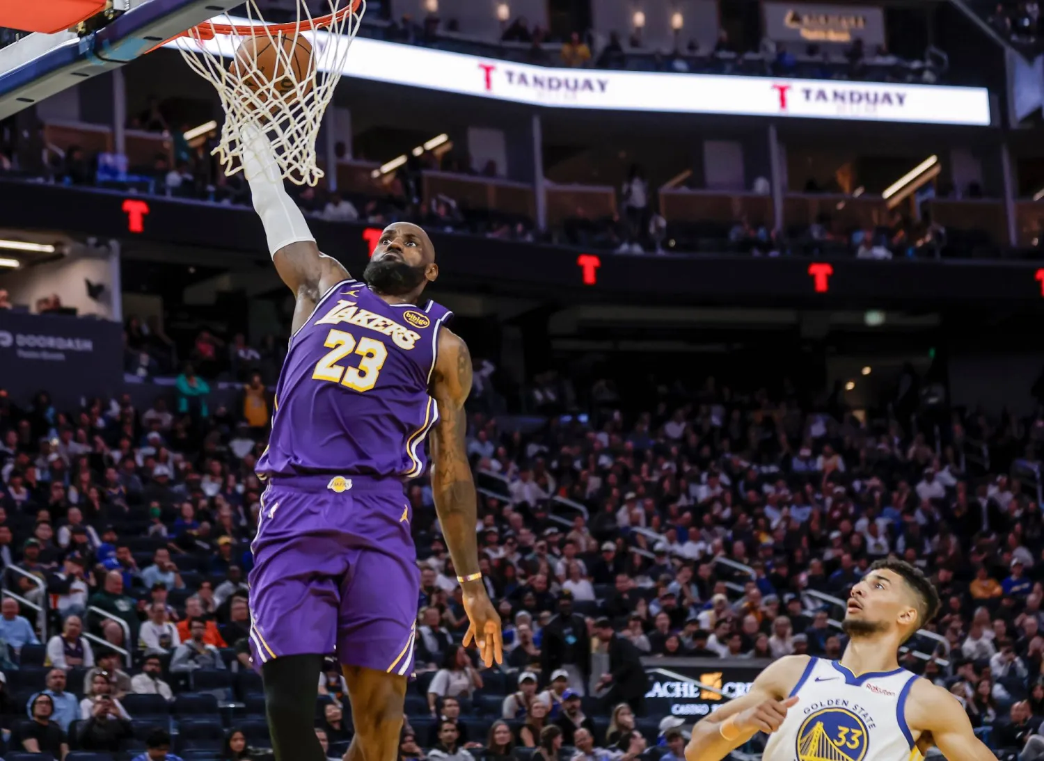 ليبرون جيمس يتألق في فوز ليكرز على وريورز (أ.ب)