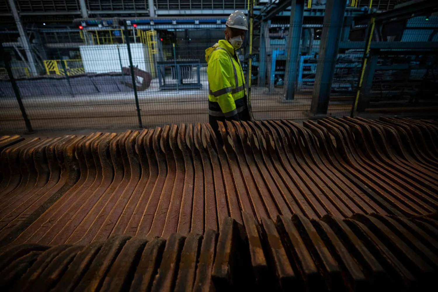 عامل يراقب استخراج النحاس في مصهر بمدينة غلوجوف جنوب غربي بولندا (أ.ف.ب)