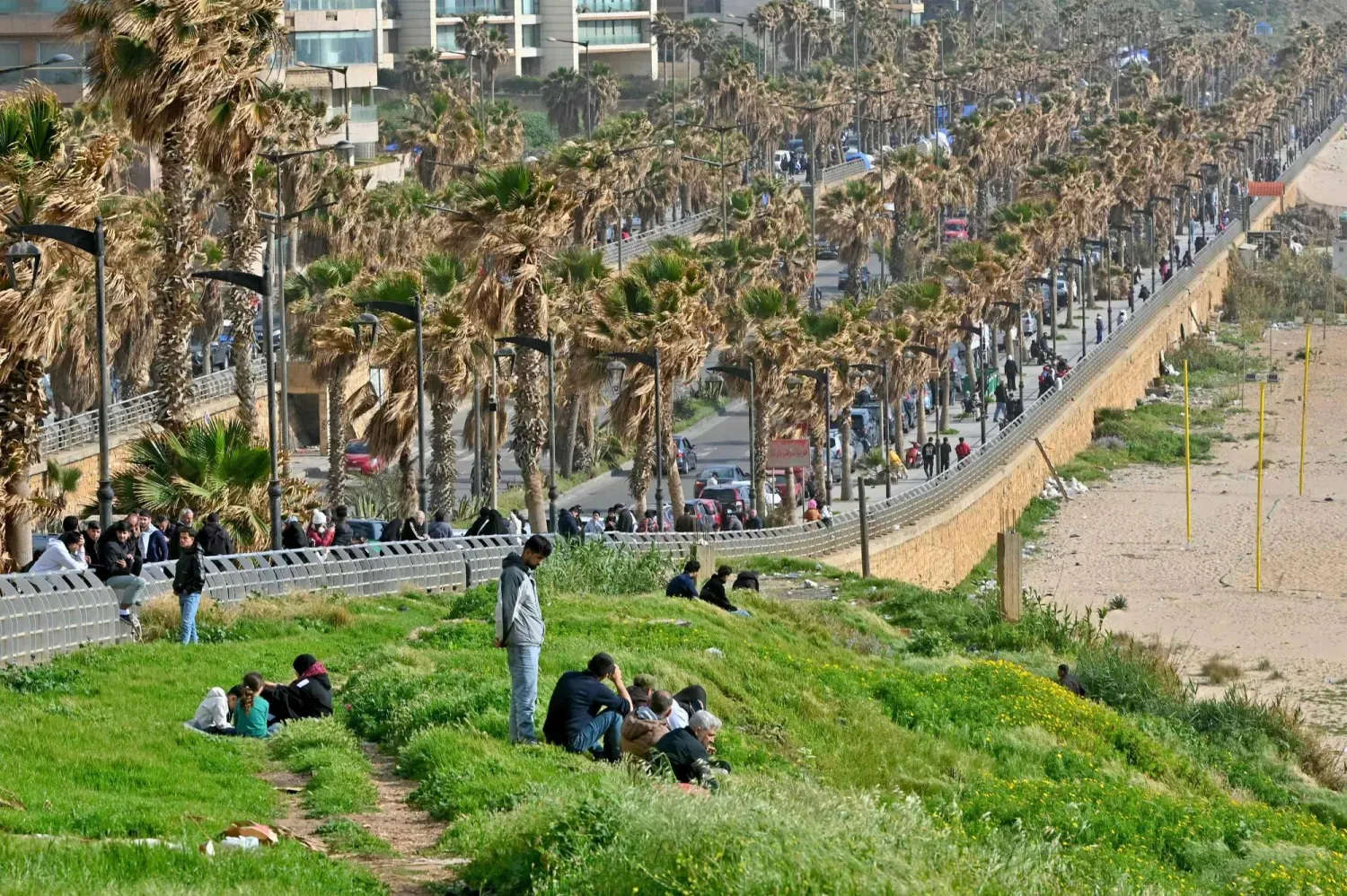 Beyrut'un güney banliyölerinden kaçan insanlar... Beyrut'un Ramlet el-Bayda sahil bölgesinde... 9 Nisan 2026 (AFP)