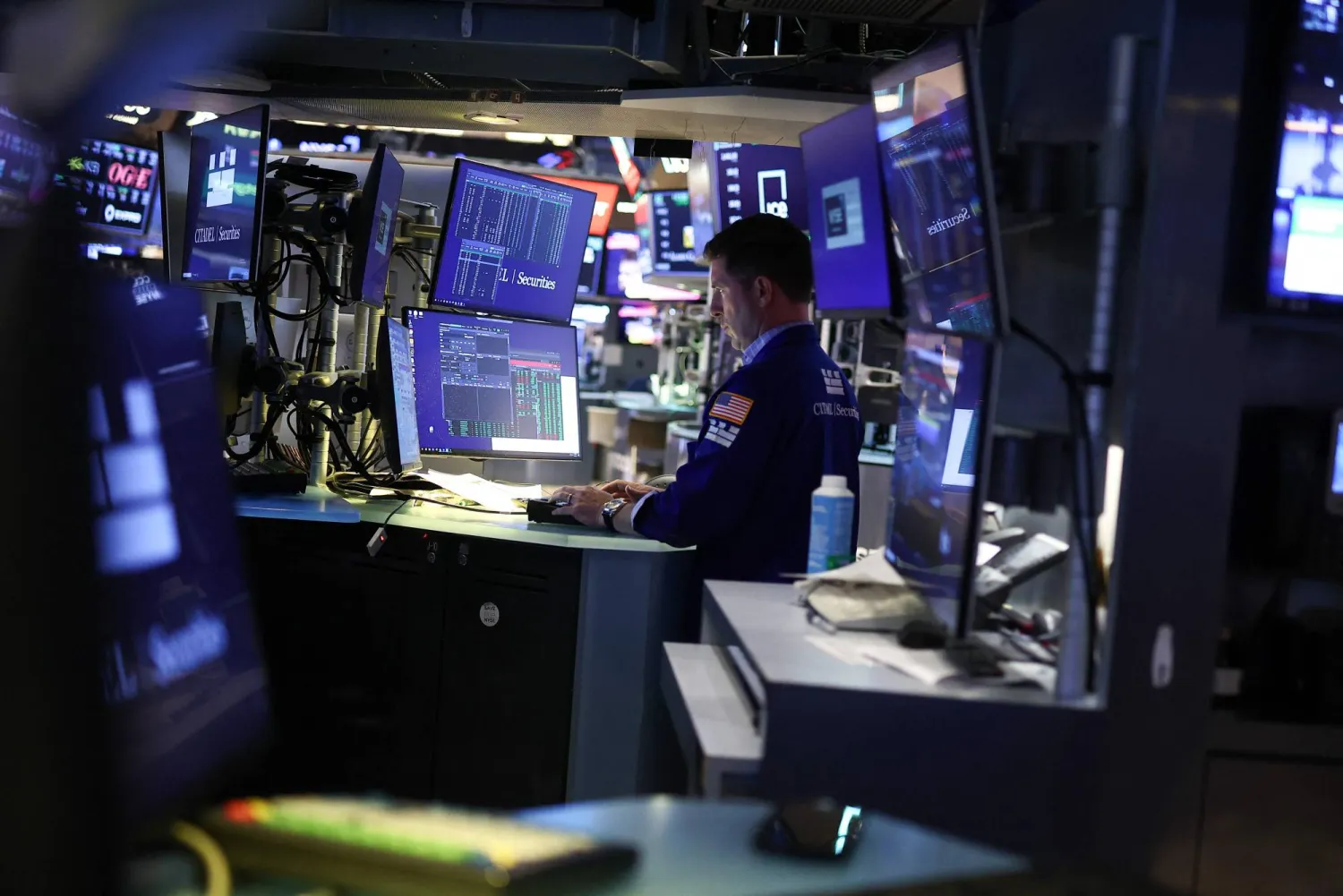 متداول يعمل في قاعة بورصة نيويورك (أ.ف.ب)