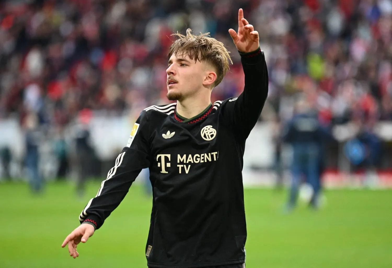 لاعب وسط بايرن ميونيخ الألماني لينارت كارل (أ.ف.ب)