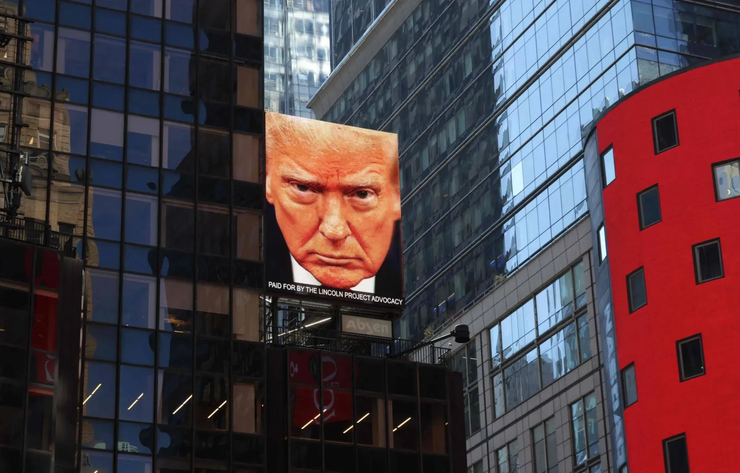 صورة لترمب في تايمز سكوير بنيويورك في 8 أبريل 2026 (أ.ف.ب)