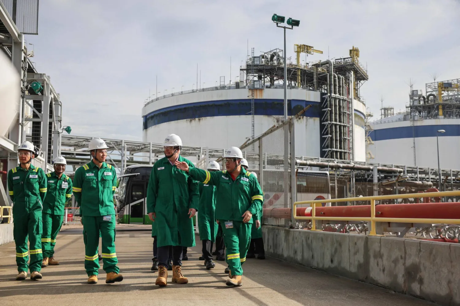 رئيس وزراء أستراليا أنتوني ألبانيز في زيارة إلى موقع لتخزين الغاز الطبيعي المسال بجزيرة جورونغ السنغافورية (أ.ف.ب)