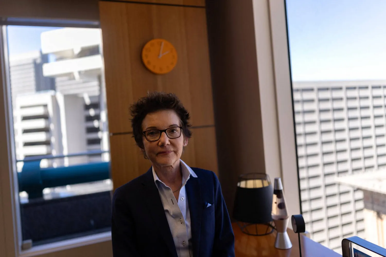 ماري دالي خلال مقابلة مع «رويترز» داخل مبنى بنك «الاحتياطي الفيدرالي» في سان فرانسيسكو (رويترز)