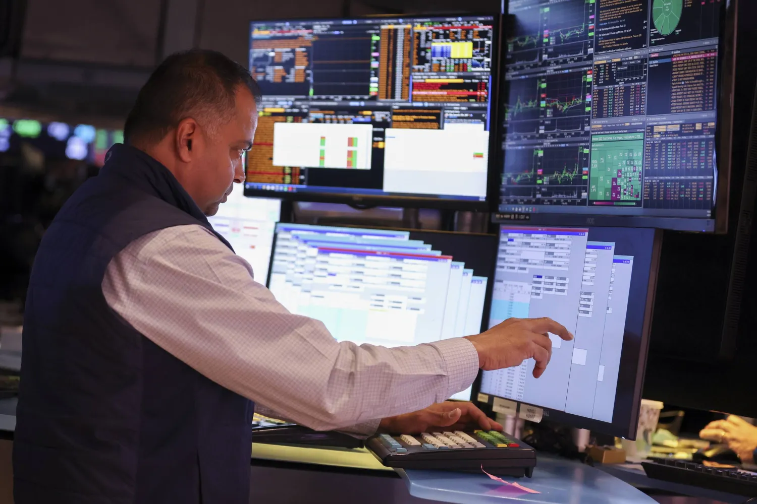 متداول يراقب شاشات تعرض مؤشرات الأسهم في بورصة نيويورك (إ.ب.أ)