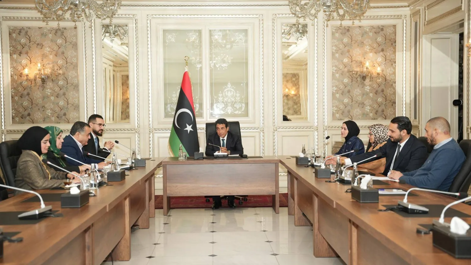 المنفي مستقبلاً عدداً من أعضاء «الحوار المهيكل» في مكتبه بطرابلس (المجلس الرئاسي)