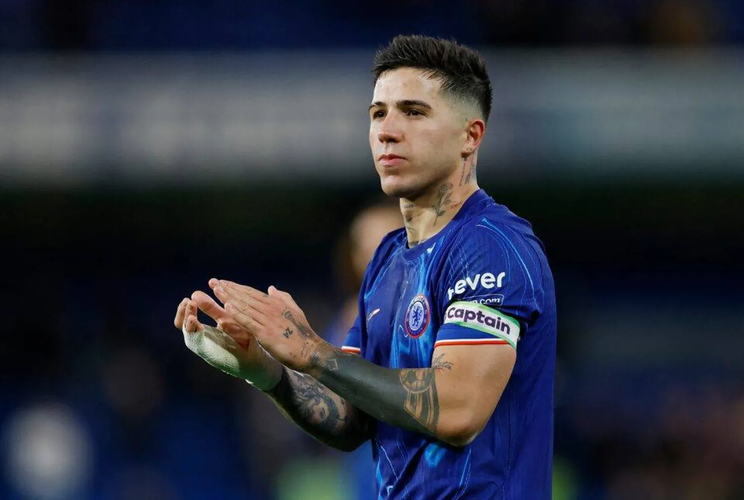 لاعب الوسط الأرجنتيني إنزو فرنانديز (رويترز)