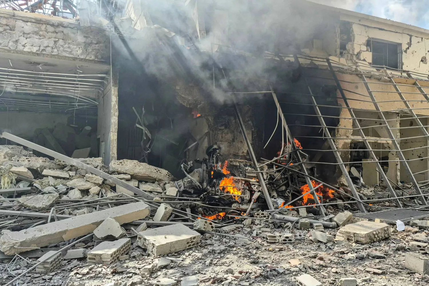 النيران تتصاعد من مركز قوى أمن الدولة بالنبطية الذي استُهدف بقصف إسرائيلي ما أدى إلى سقوط قتلى وجرحى في صفوف العناصر (أ.ف.ب)