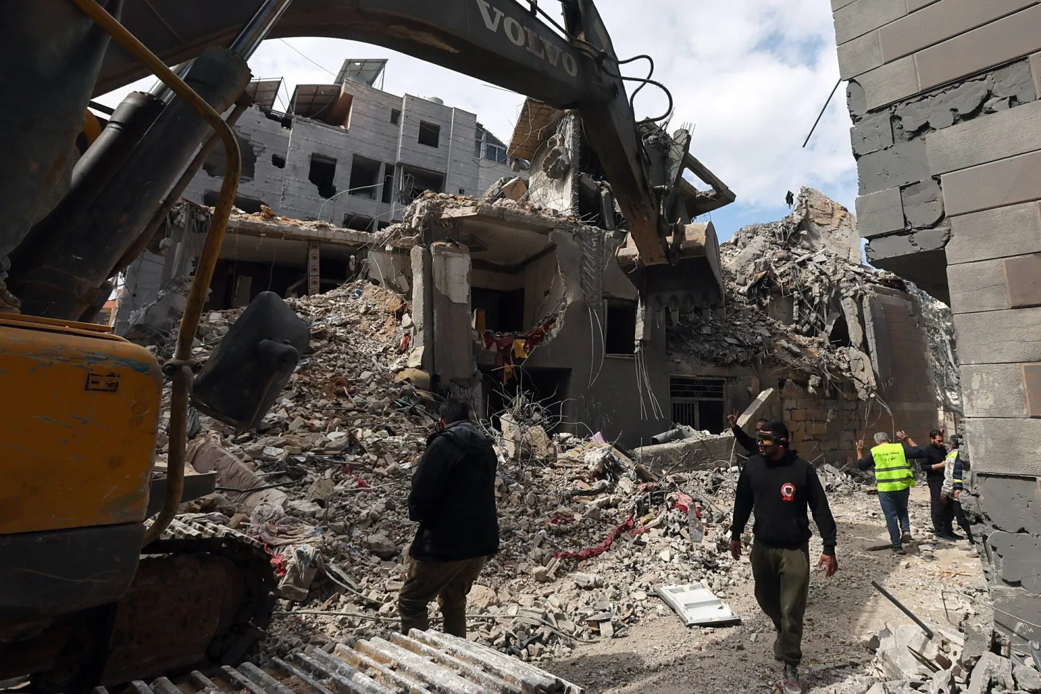جرافة تزيل أنقاض مبنى دمرته غارات إسرائيلية على ضاحية بيروت الجنوبية (إ.ب.أ)