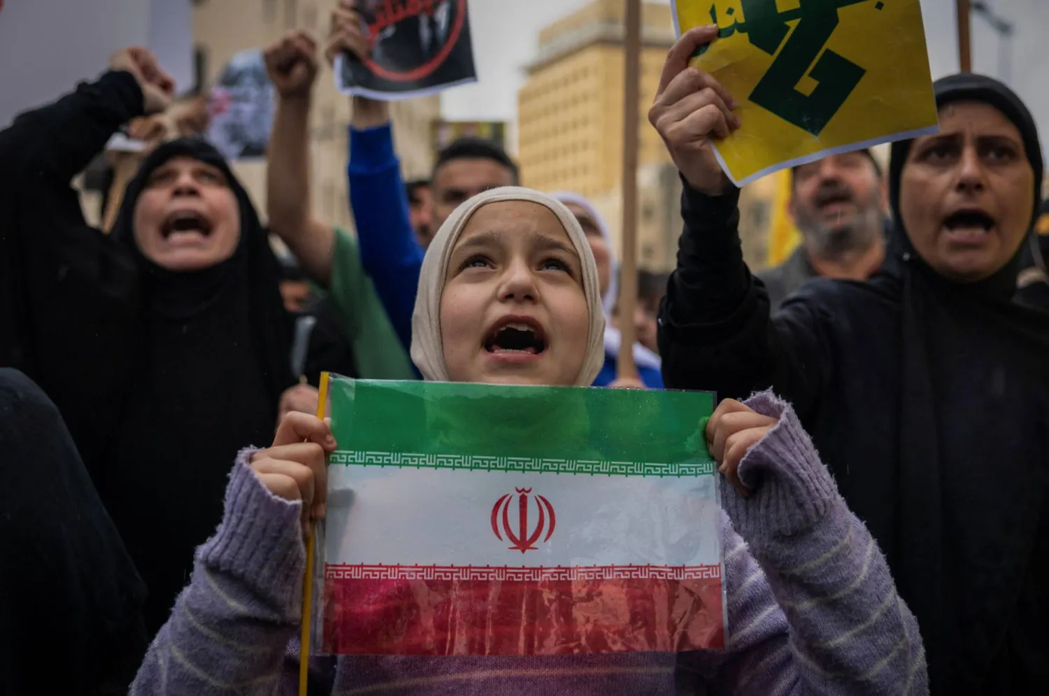 طفلة ترفع علم إيران في تحرك لـ«حزب الله» ضد رئيس الحكومة نواف سلام (رويترز)