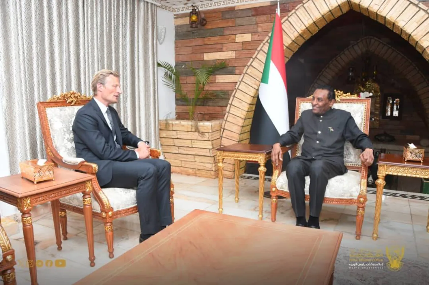 نائب المدير التنفيذي لبرنامج الغذاء العالمي كارل سكاو لدى لقائه رئيس الوزراء السوداني كامل إدريس في الخرطوم الجمعة (وكالة السودان للأنباء «سونا»)