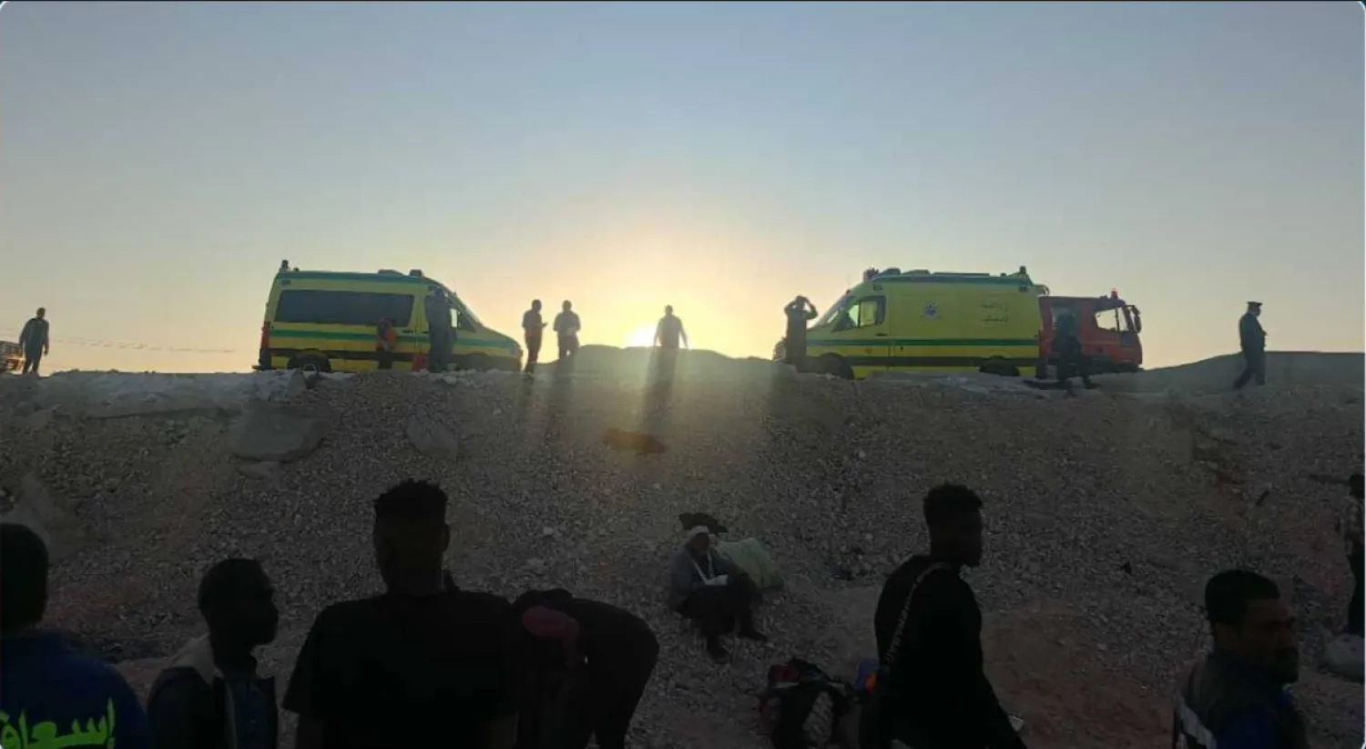 مستقلو الحافلة في طريقهم لسيارات الإسعاف عقب وقوع الحادث (محافظة قنا)