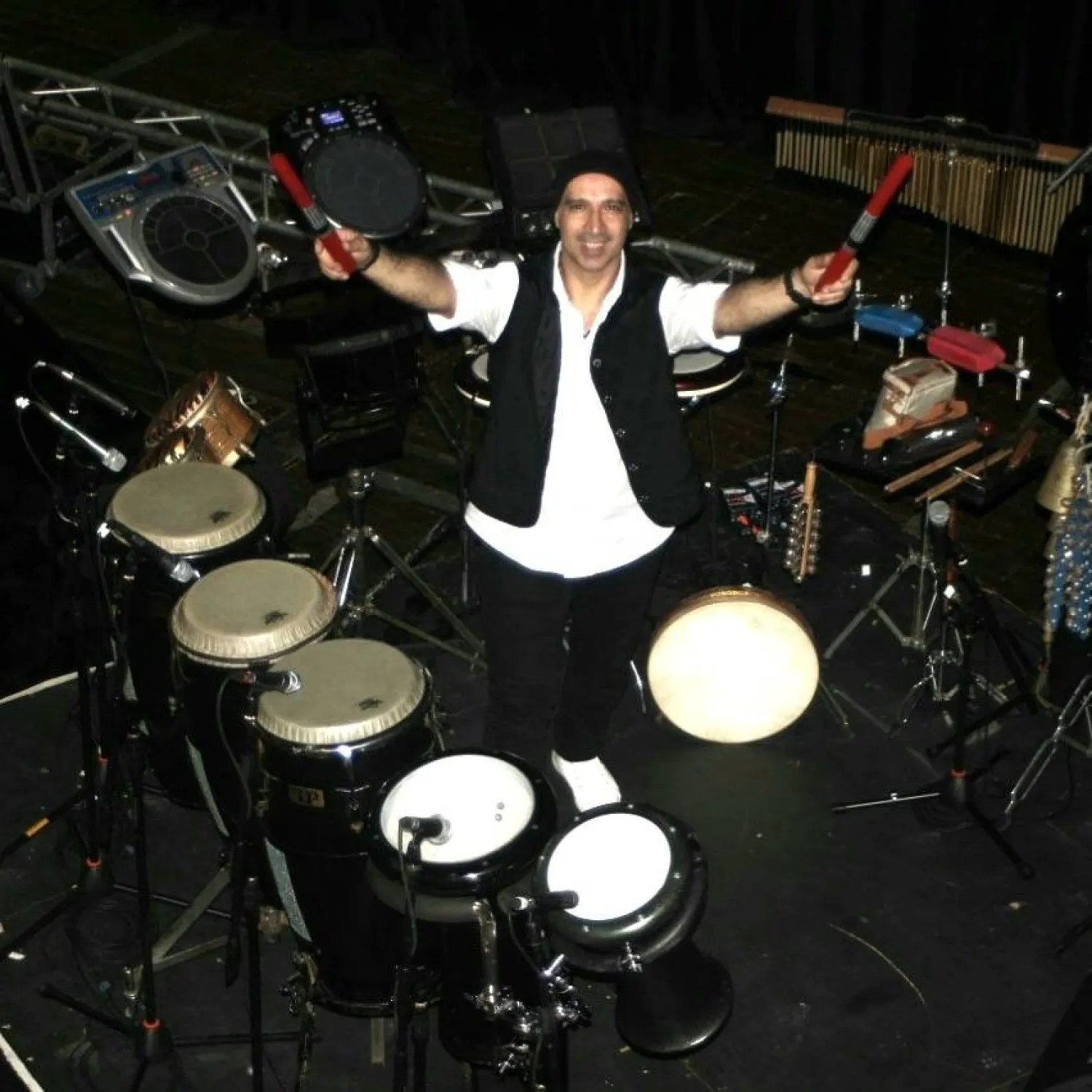 برأيه أن المغني لا يتفوق بفنه على العازف (مصطفى تمساح) 