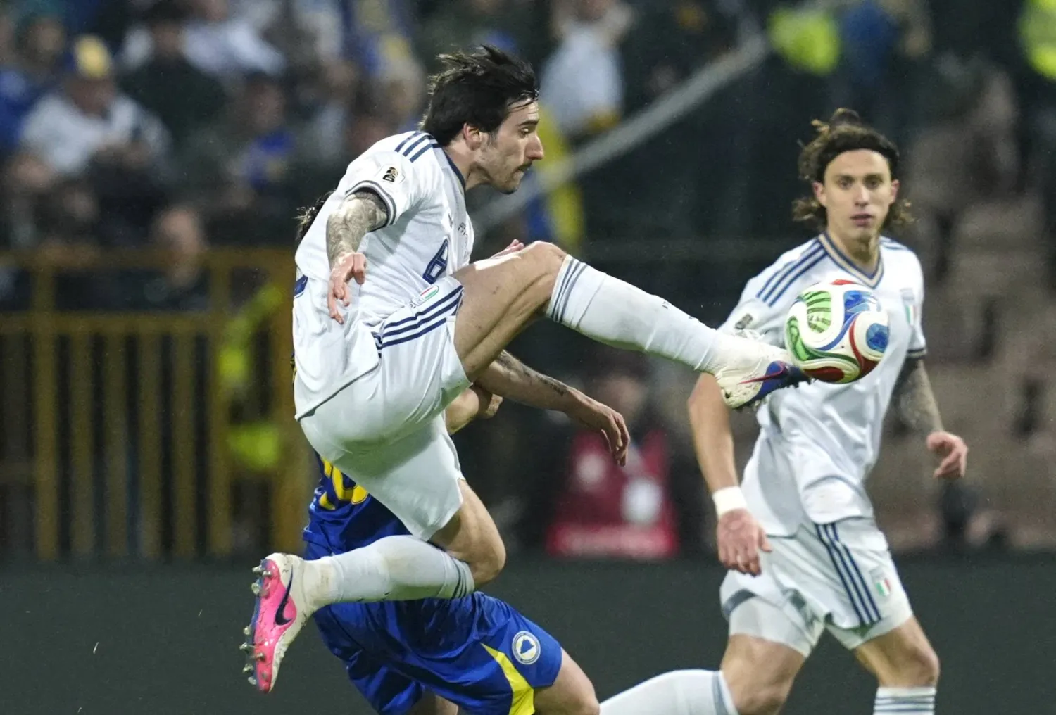 تونالي خلال ظهوره الأخير بقميص المنتخب الإيطالي (رويترز)