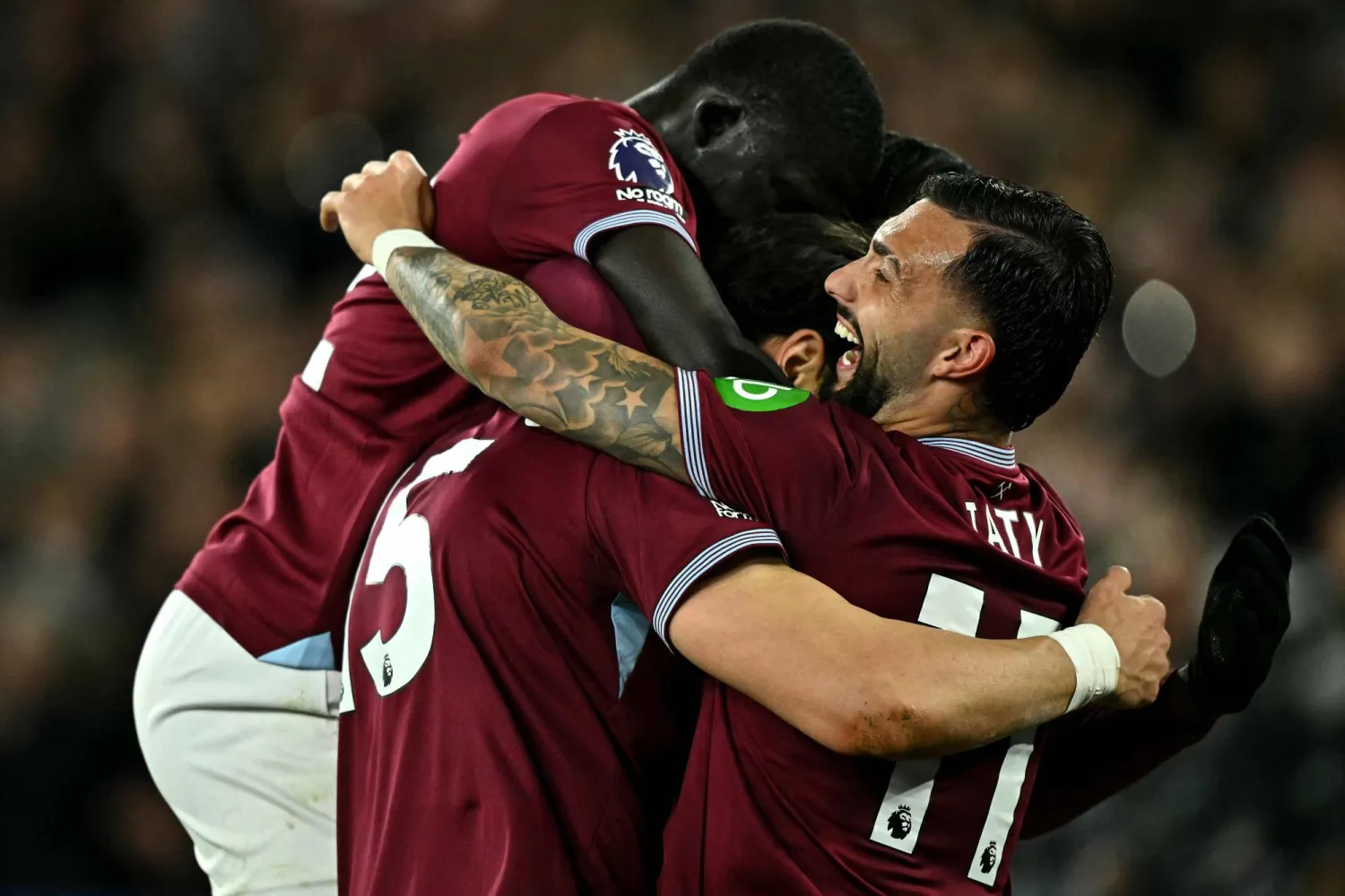 لاعبو وست هام يحتفلون بأحد أهدافهم أمام وولفرهامبتون (أ.ف.ب)