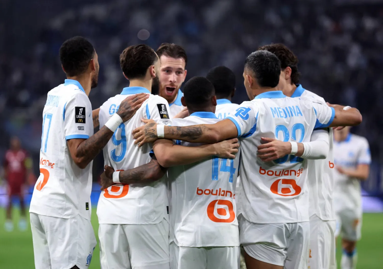 لاعبو مرسيليا يحتفلون بالهدف الثالث (رويترز)