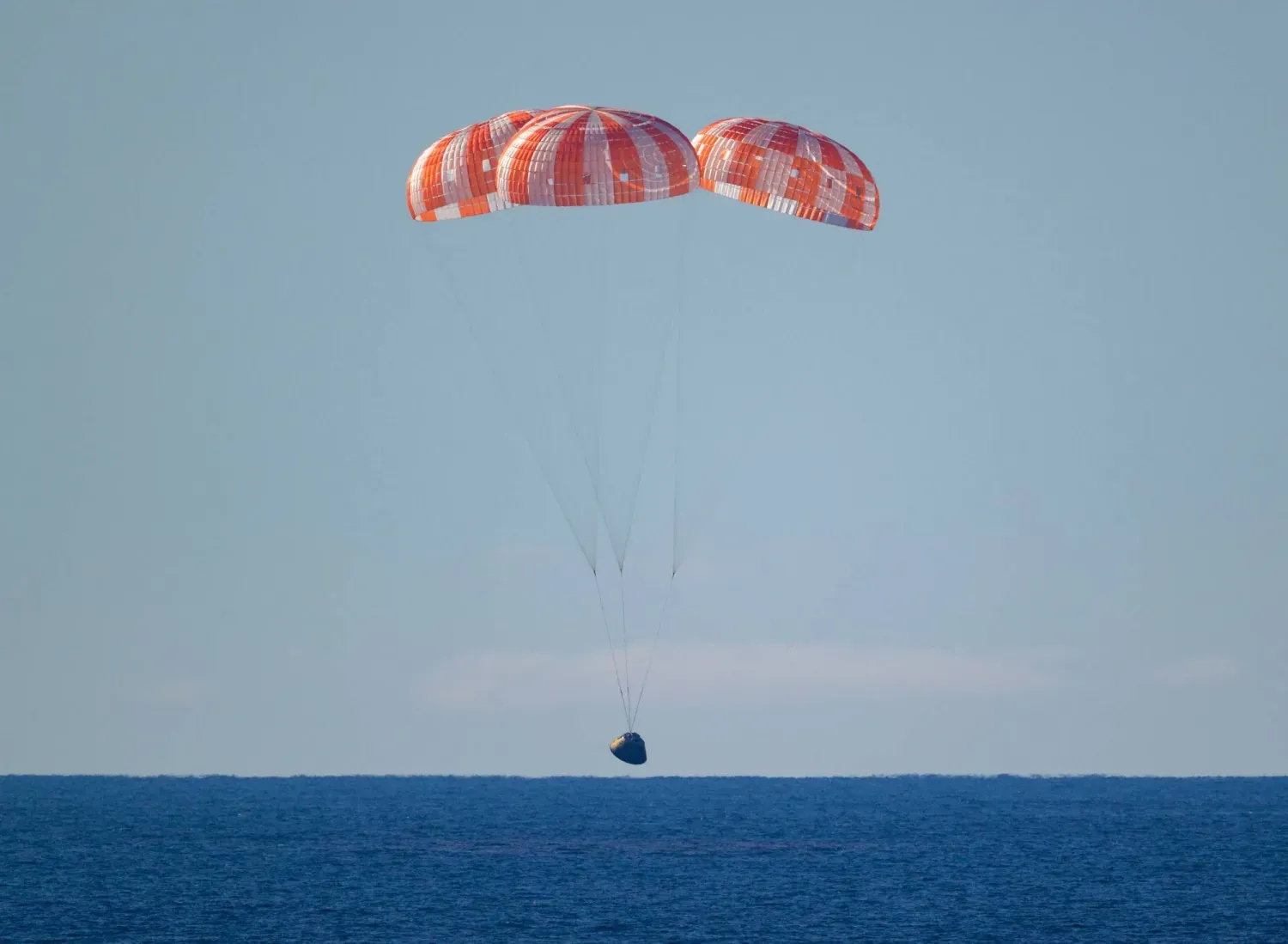 Artemis 2 mürettebatını taşıyan Orion uzay aracı Kaliforniya kıyılarına iniş yaptı (AP)