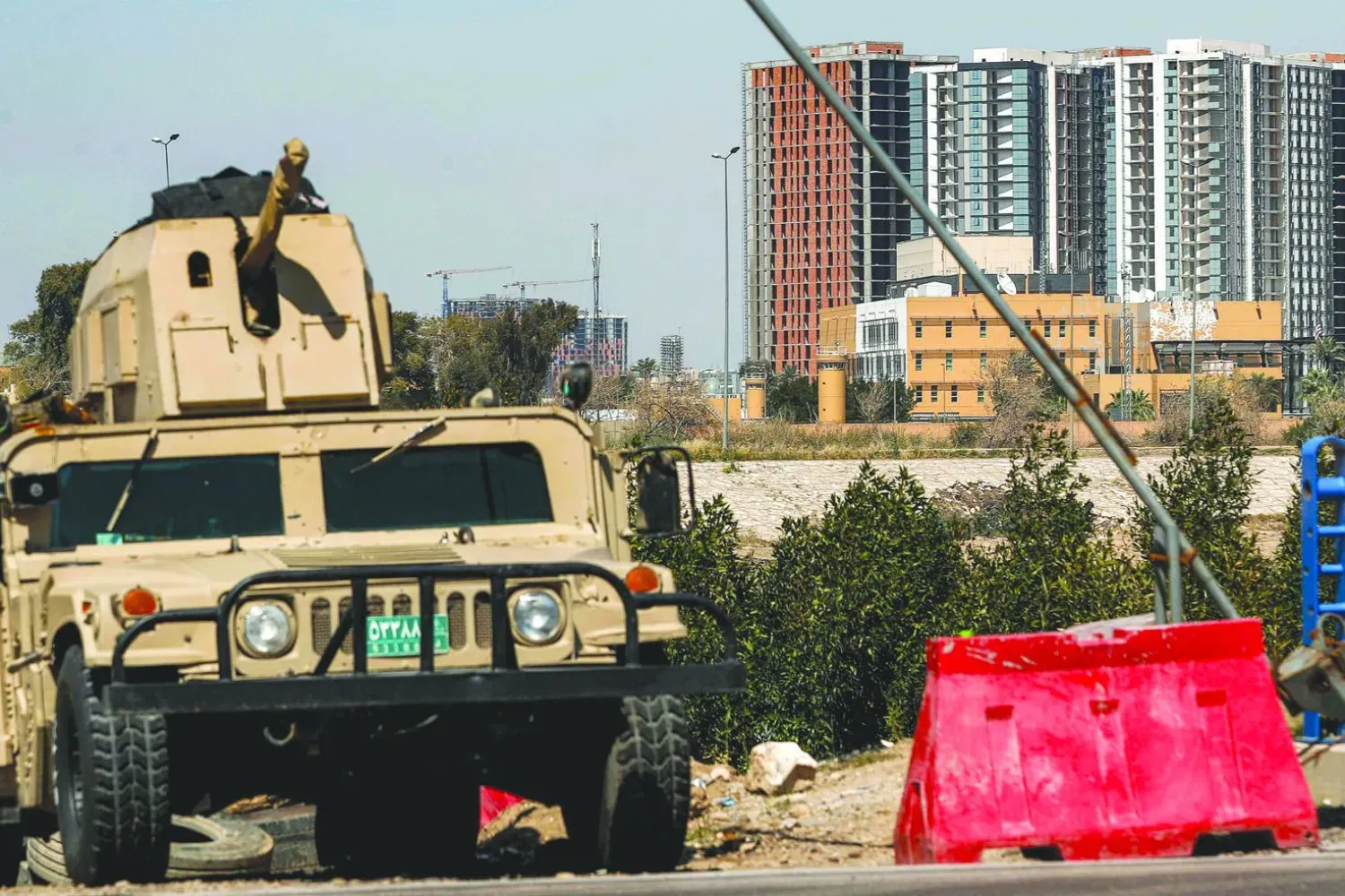 Bağdat'taki ABD büyükelçiliği yakınlarında bir Irak zırhlı aracı (AFP)