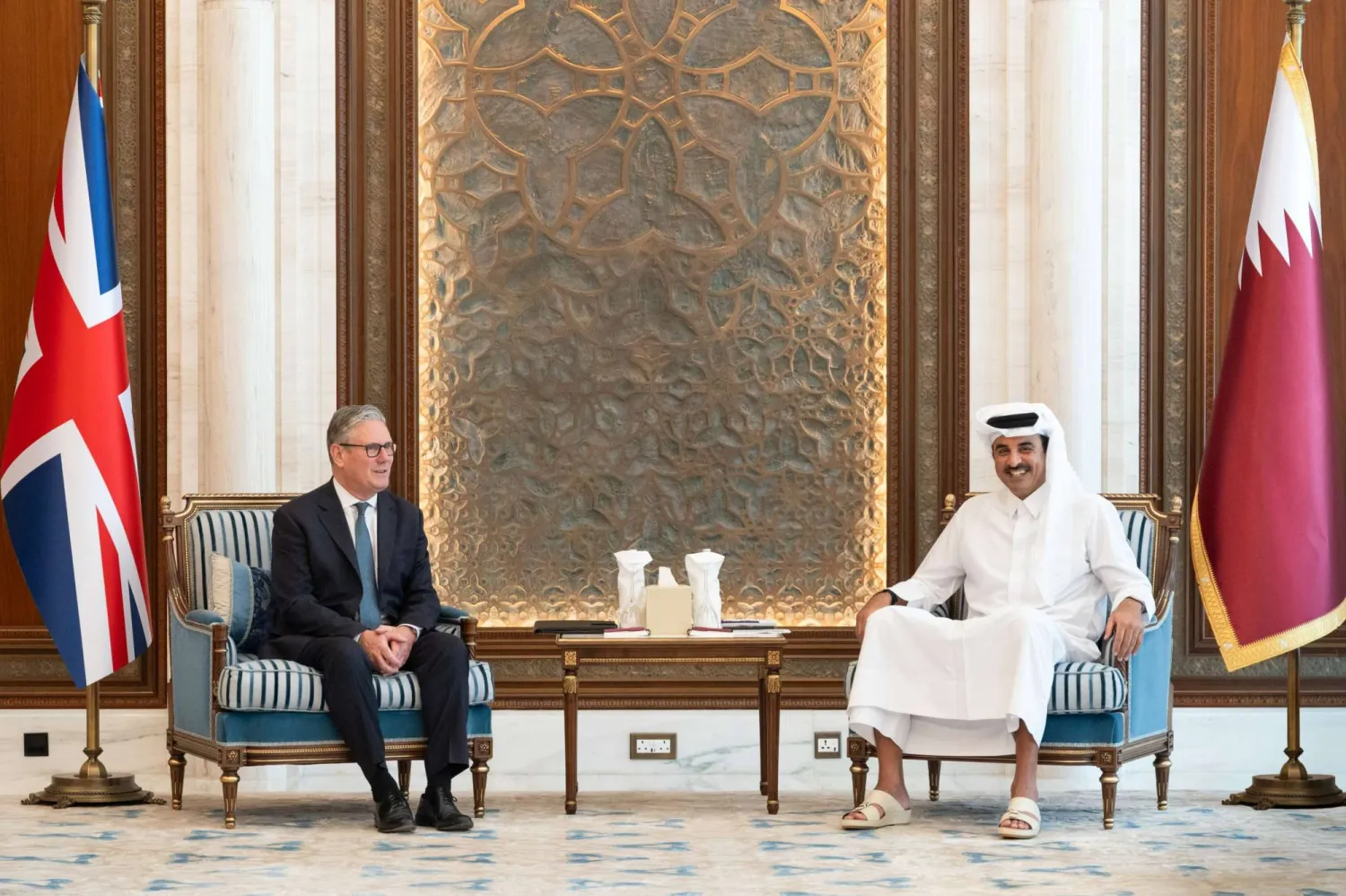 الشيخ تميم بن حمد أمير دولة قطر يلتقي رئيس الوزراء البريطاني كير ستارمر في قصر لوسيل الجمعة (قنا)