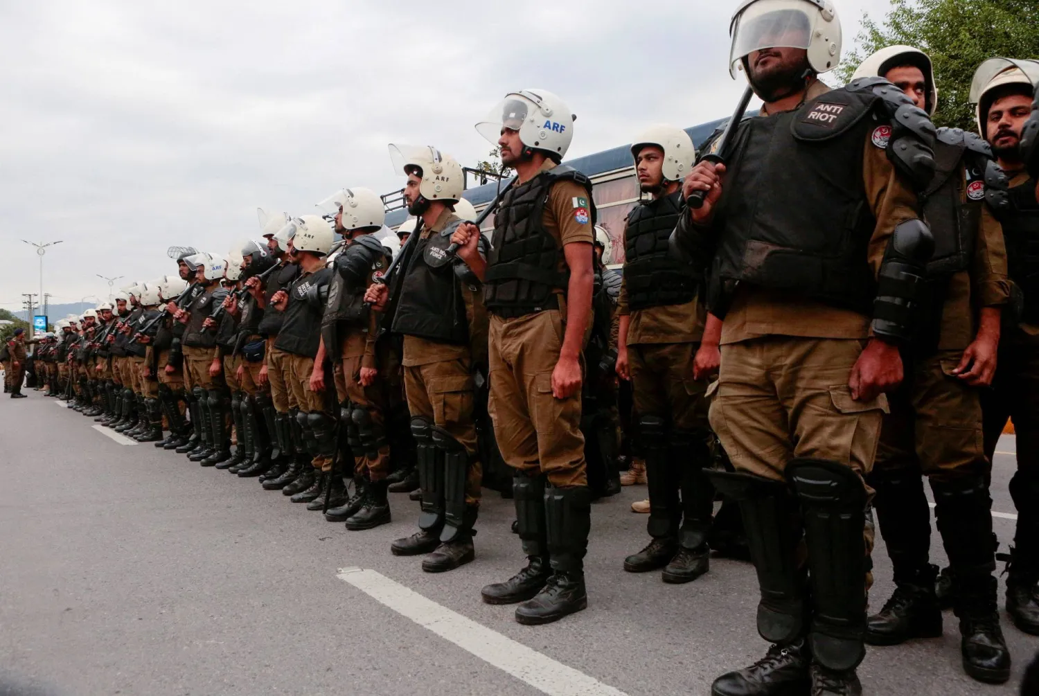 أفراد الأمن يقفون على الطريق المؤدي إلى فندق سيرينا حيث من المتوقع أن تعقد وفود من الولايات المتحدة وإيران محادثات سلام في إسلام آباد (رويترز)