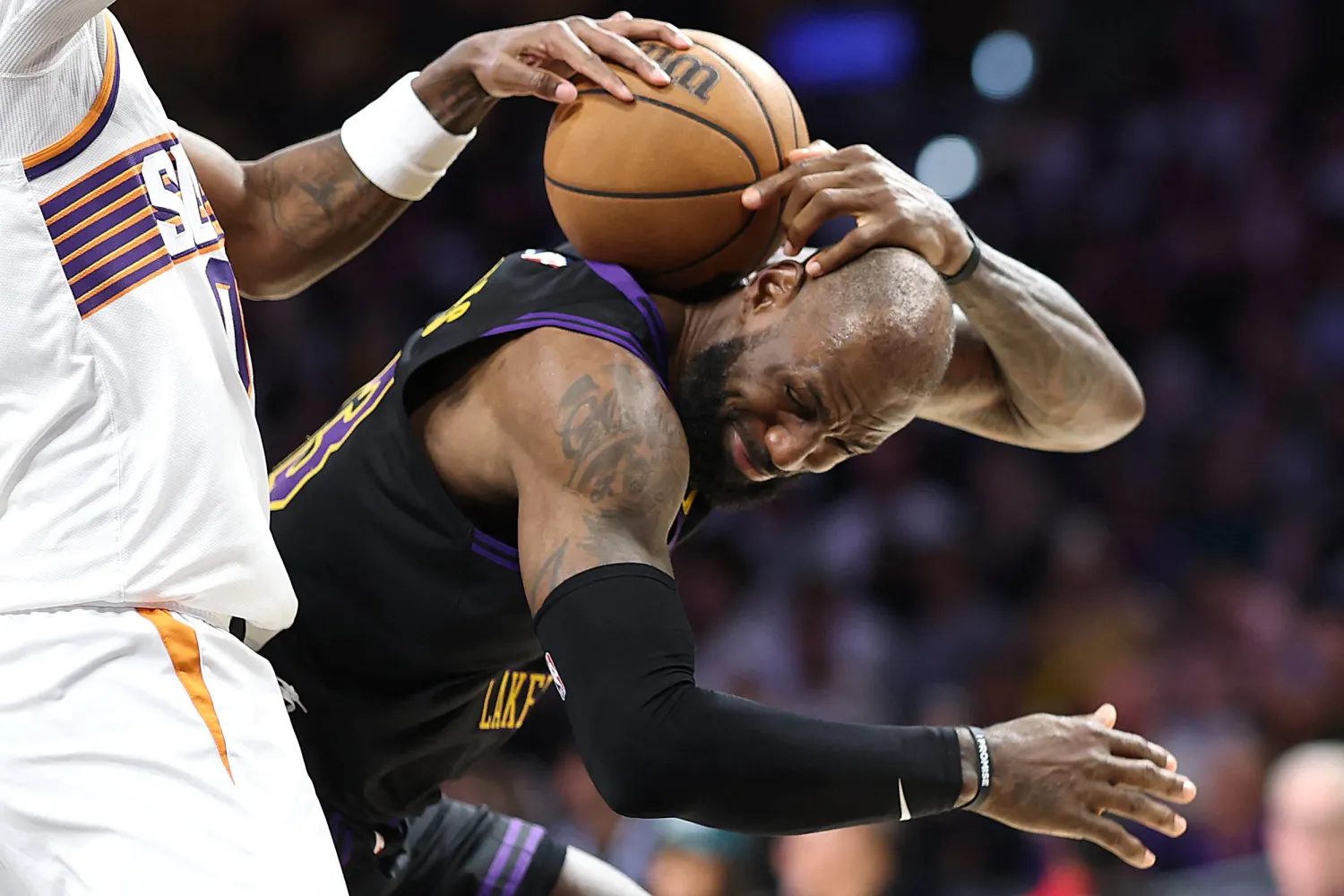 ليبرون جيمس نجم لوس أنجليس ليكرز يواصل كتابة التاريخ (أ.ف.ب)