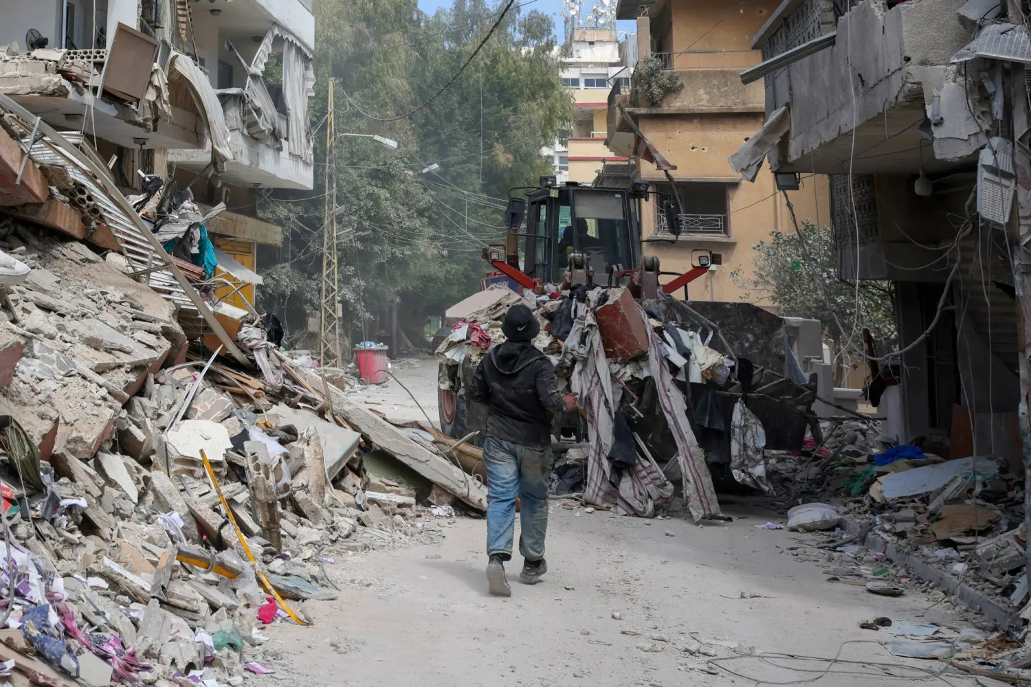 جرافة تعمل في موقع غارة إسرائيلية بمدينة صور اللبنانية (رويترز)