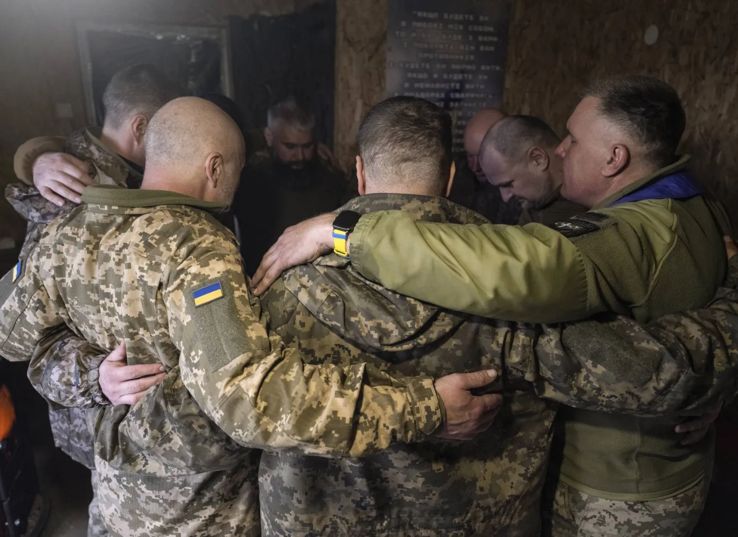 جنود أوكرانيون يؤدون صلاة العيد في قرية قرب سلوفيانسك (إ.ب.أ)