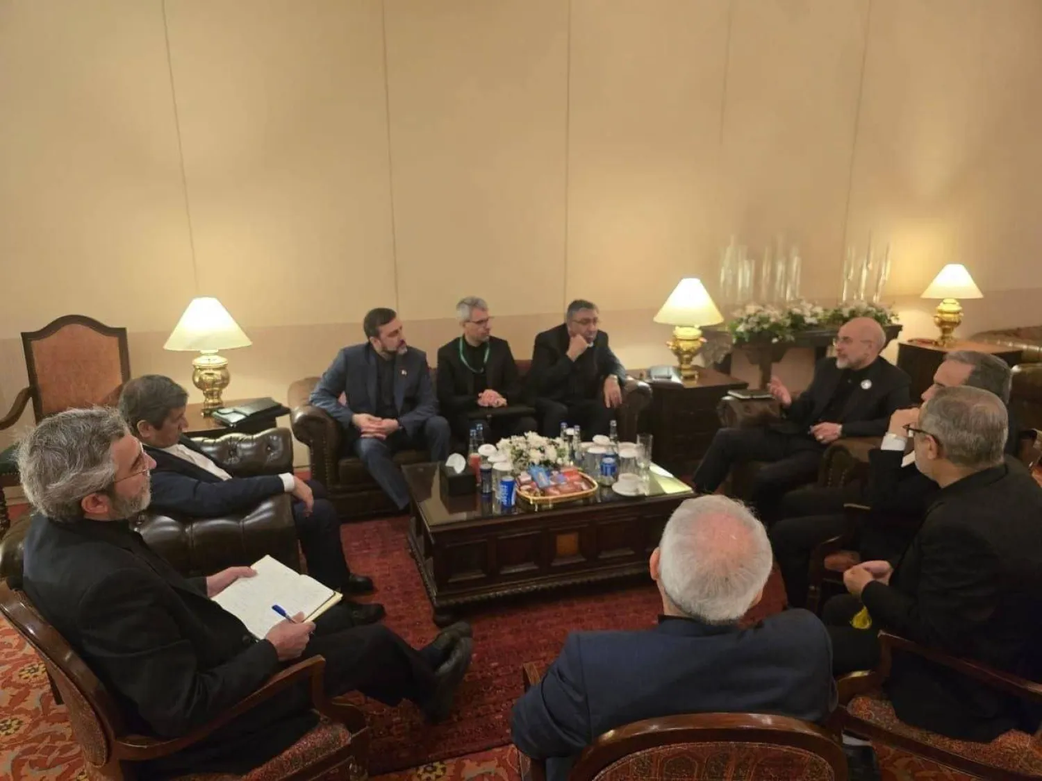 صورة نشرها التلفزيون الرسمي من اجتماع الوفد الإيراني على هامش محادثات باكستان