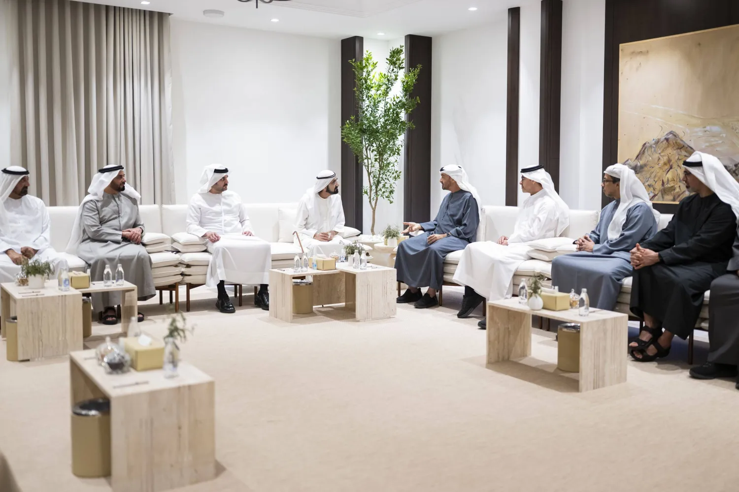 الشيخ محمد بن زايد والشيخ محمد بن راشد وعدد من الشيوخ والمسؤولين خلال لقاء عقد اليوم (وام)