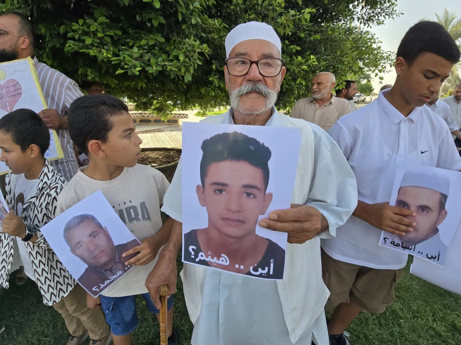 ليبي يرفع لافتة تتساءل عن مصير نجله المفقود في ترهونة خلال وقفة احتجاجية... أغسطس الماضي (رابطة ضحايا ترهونة)