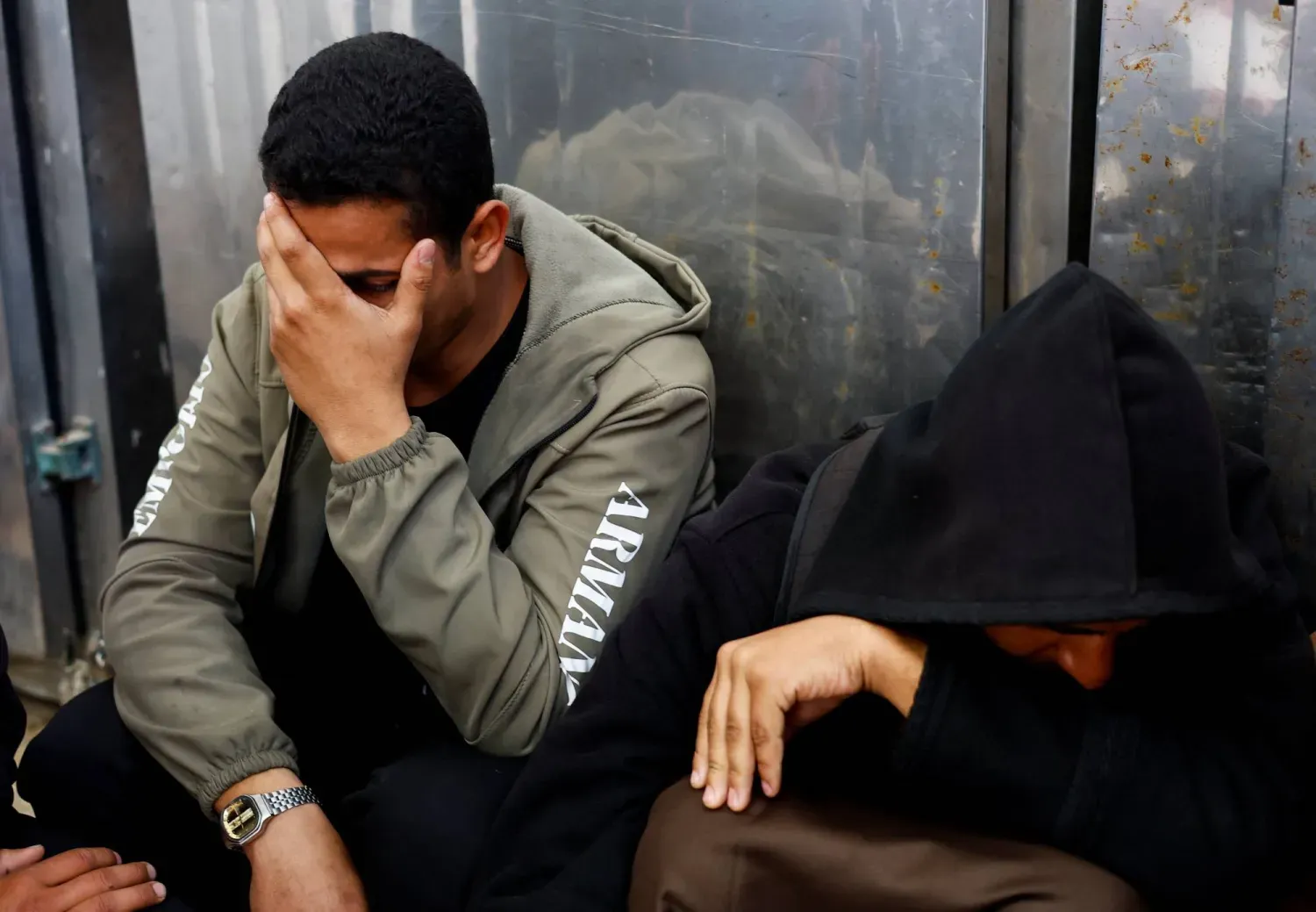  Gazze Şeridi’nin orta kesimindeki Deyr el-Balah’ta İsrail’in düzenlediği hava saldırısında hayatını kaybedenlerin cenaze töreninde göz yaşı döken iki Filistinli, 11 Nisan 2026 (DPA)