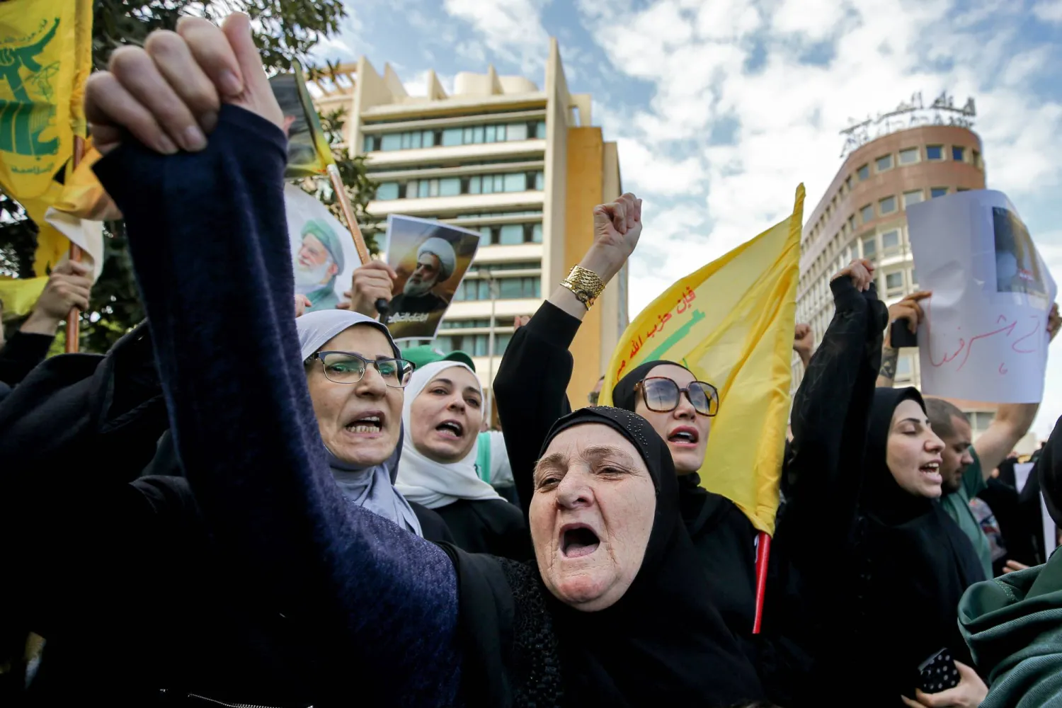 مناصرات لـ«حزب الله» يرددن شعارات ضد رئيس الحكومة نواف سلام خلال اعتصام في وسط بيروت (د.ب.أ)