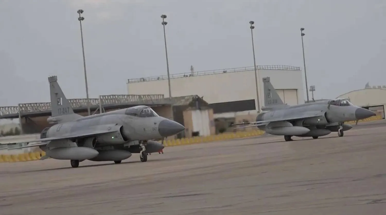 طائرات «جيه إف 17» خلال تدريبات مشتركة في قاعدة الملك عبد العزيز الجوية شرق السعودية فبراير 2024 (القوات الجوية الباكستانية)