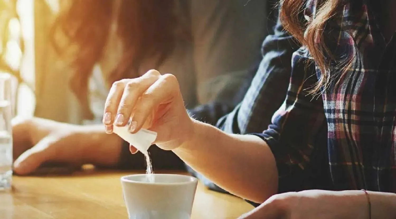 تشير النتائج إلى أن المحليات الصناعية لها آثار سلبية على الميكروبيوم (جامعة جونز هوبكنز)