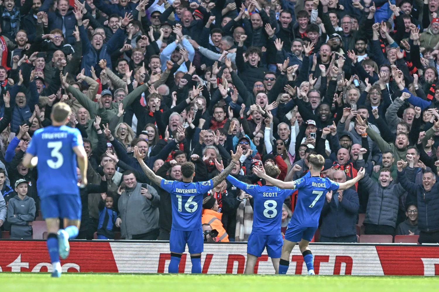 فرحة لاعبي بورنموث بالفوز القاتل على آرسنال (إ.ب.أ)