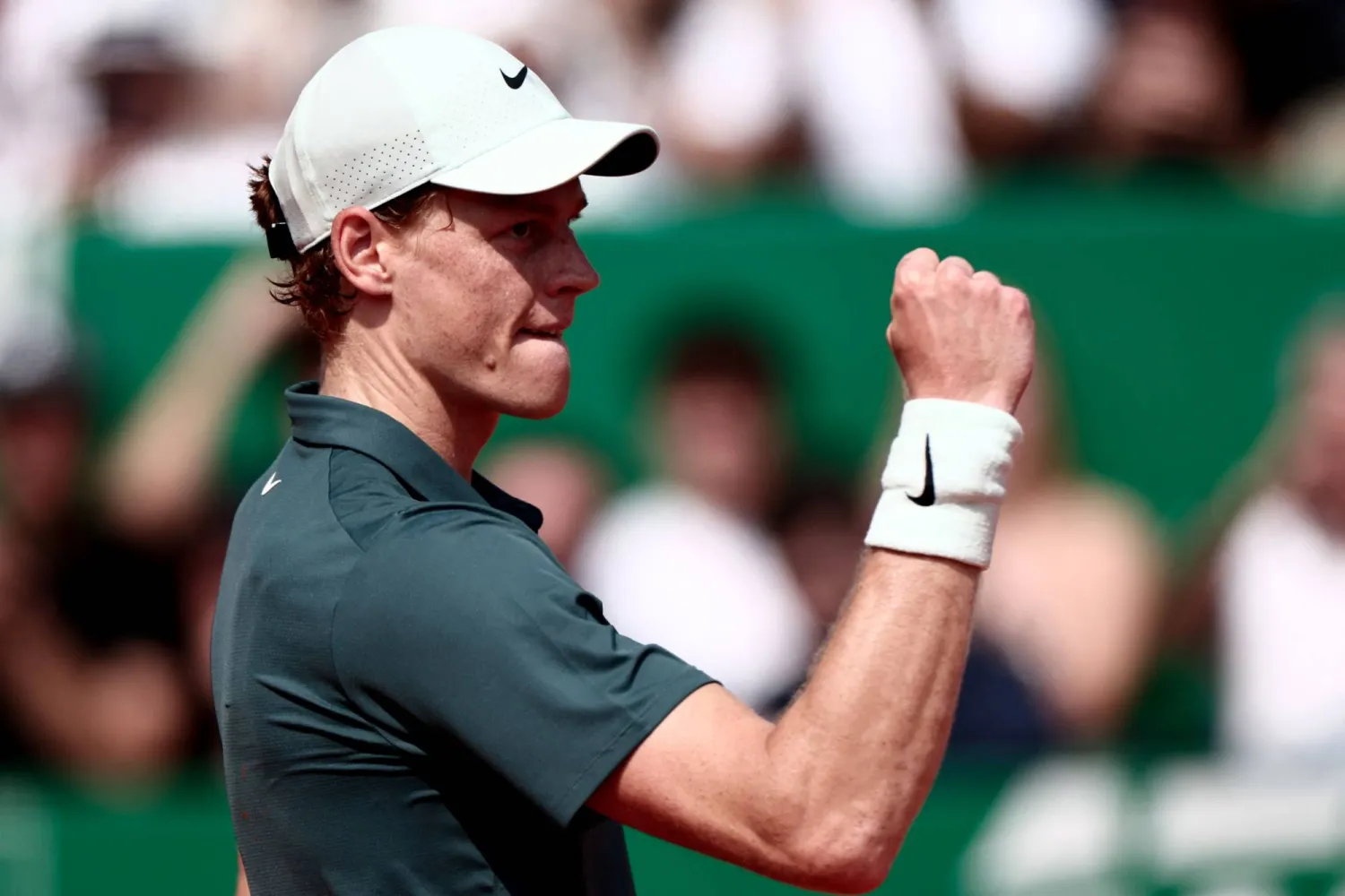 الإيطالي يانيك سينر المصنف الثاني عالمياً يحتفل بفوزه على زفيريف (أ.ف.ب)