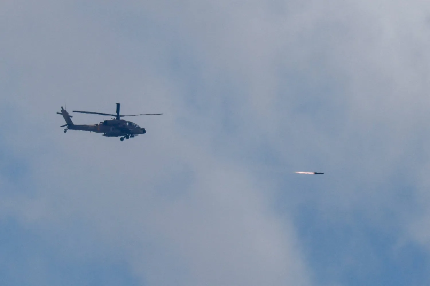 مروحية إسرائيلية تطلق صاروخاً فوق لبنان (رويترز)