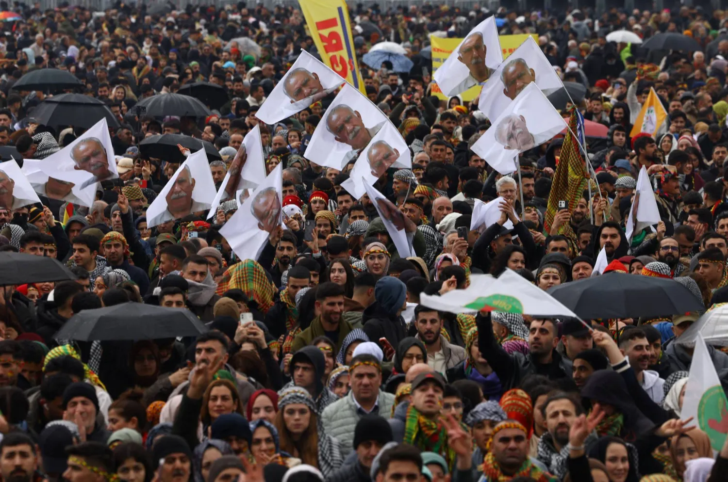 آلاف الأكراد يرفعون صوراً لزعيم حزب «العمال الكردستاني» عبد الله أوجلان مطالبين بإطلاق سراحه خلال احتفالات عبد النوروز في إسطنبول في 22 مارس الماضي (رويترز)