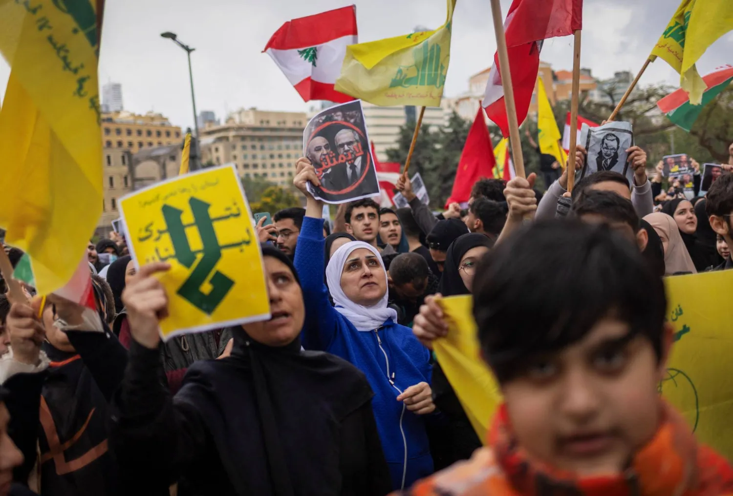 مناصرون لـ«حزب الله» ينددون بقرار التفاوض المباشر مع إسرائيل خلال اعتصام احتجاجي ضد الحكومة في وسط بيروت (رويترز)