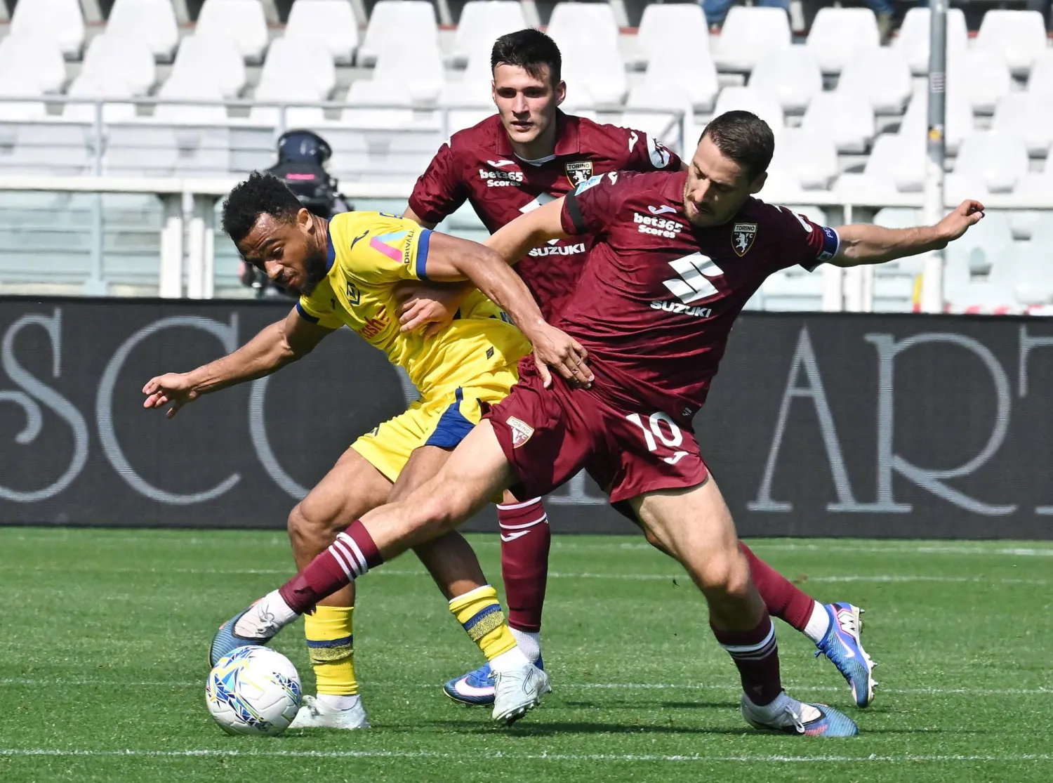 فيرونا خسر من تورينو وتعقدت وضعيته (إ.ب.أ)