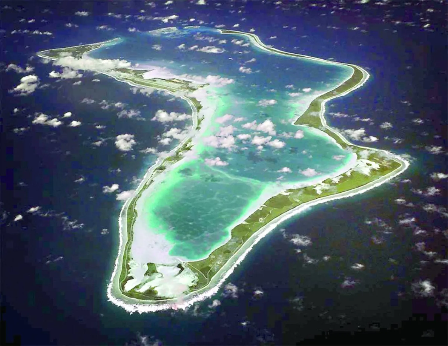 صورة جوية لجزيرة دييغو غارسيا حيث تقع القاعدة العسكرية المشتركة بين بريطانيا والولايات المتحدة (أ.ب)