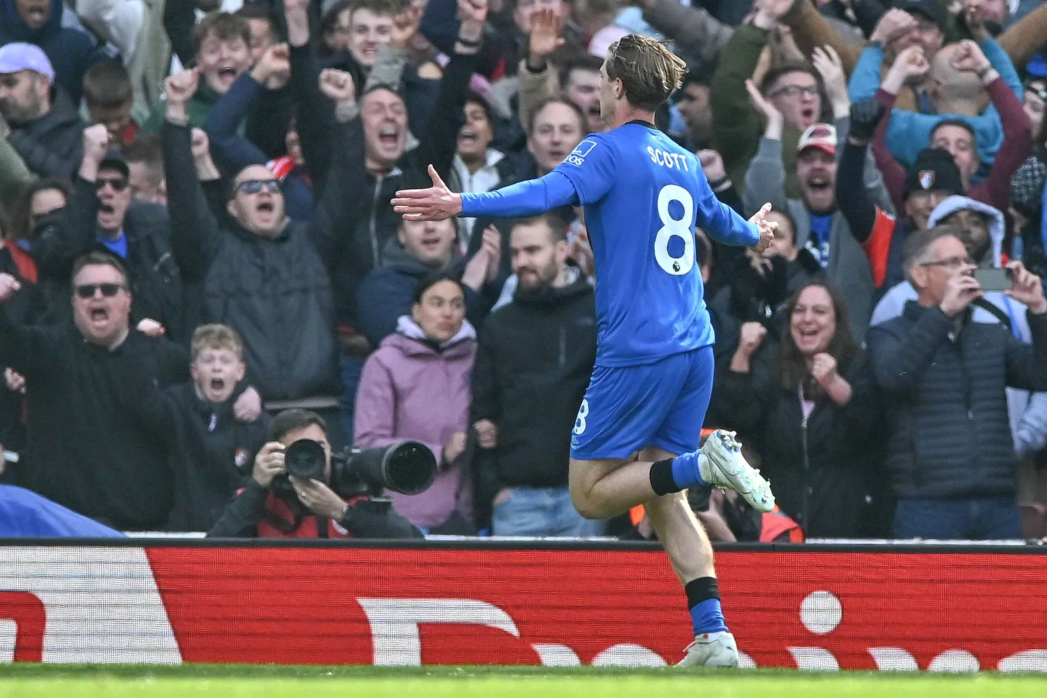 أليكس سكوت يحتفل بهدف الفوز لبورنموث على آرسنال (إ.ب.أ)